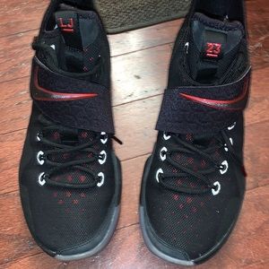 I have a pair of used Nike lebrons. Size is 9.5